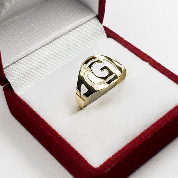 Anillo Oro 18K con Inicial Calada 1 Gramo - Imagen 2