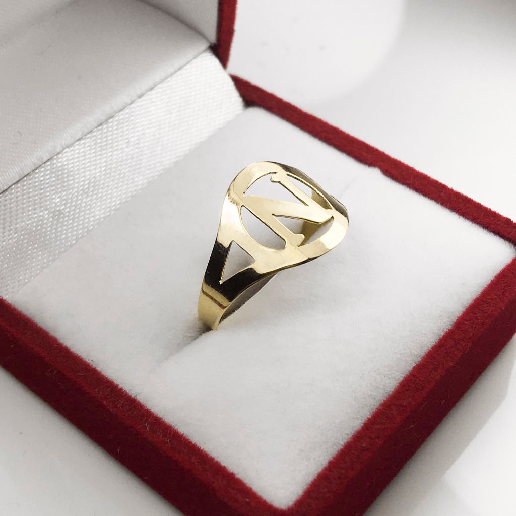 Anillo Oro 18K con Inicial Calada 1 Gramo Newmar Joyer a