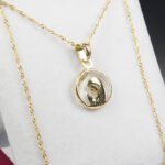 Conjunto Oro 18K Cadena Singapur + Dije Virgen Niña Cristal de Roca
