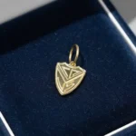 Dije Oro 18 K Escudo Velez Chico 0,3 Gramos