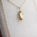 Conjunto Oro 18k Cadena C/ Dije Inicial Bombe Mediana 1,6 Gr