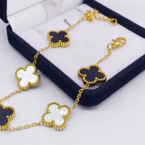 Pulsera de  Acero con Tréboles en Negros  Y Nacar