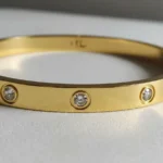 Esclava Acero Quirugico Con Piedra Y Tornillo Estilo Cartier  Dorada