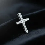 Cruz Oro Blanco 18 K 1.2 Grs Con Piedras Mediana