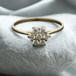 Anillo Roseta con Piedras Blancas de 1.6 grs
