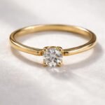 Anillo Oro Solitario Con Grifas de Oro 18 kilates